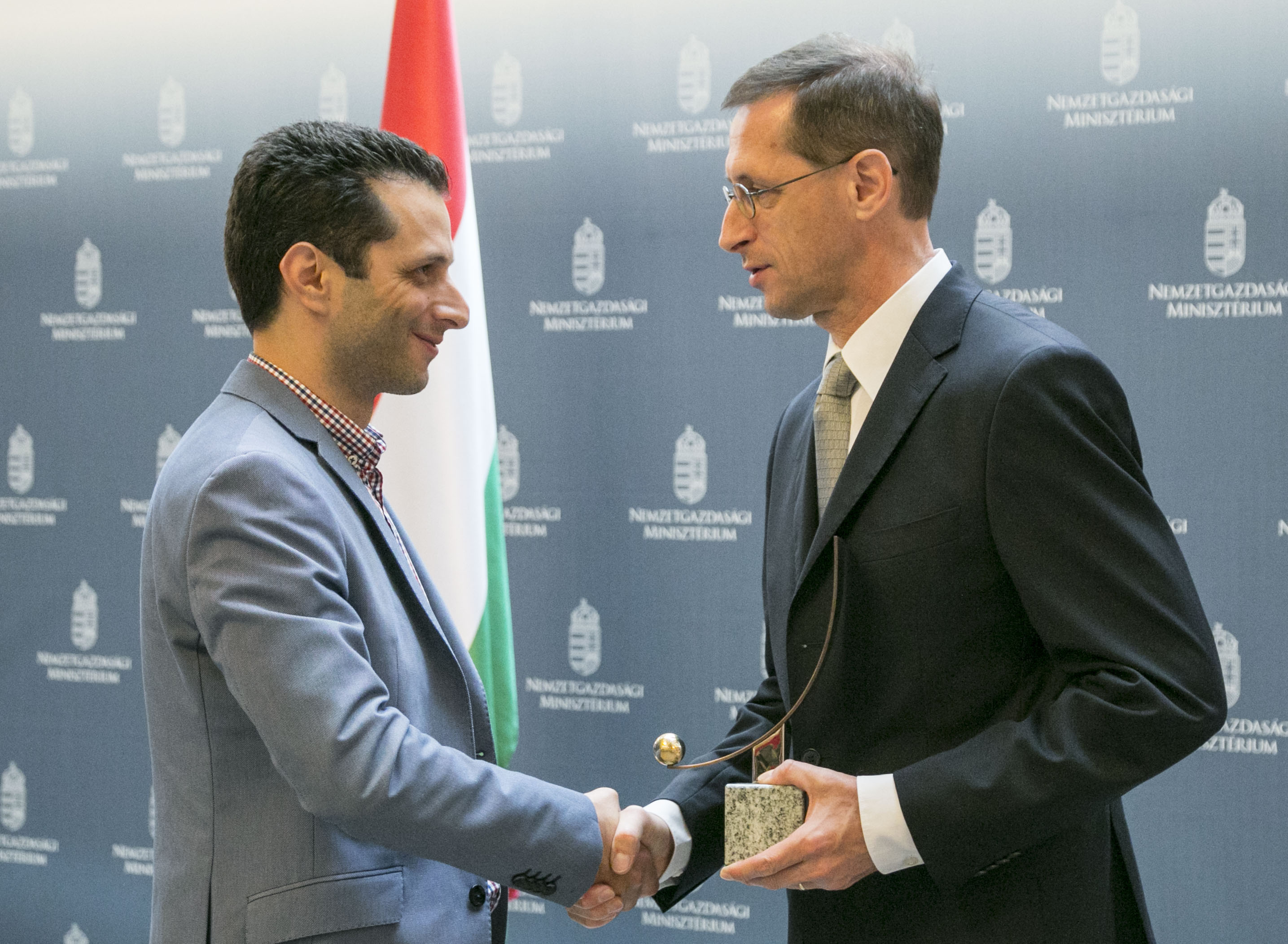 Martin Retai receiving a startup award from Hungary's economy minister at an official ceremony