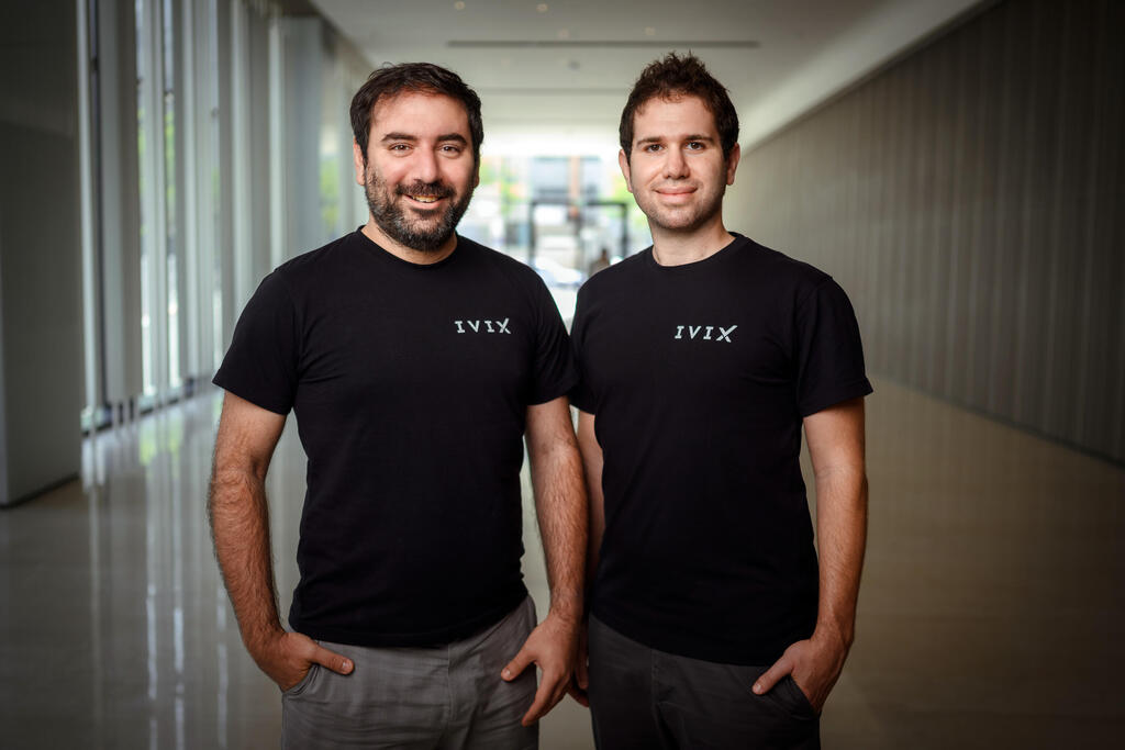 IVIX co-founders Matan Fattal and Doron Passov standing together in an office corridor
