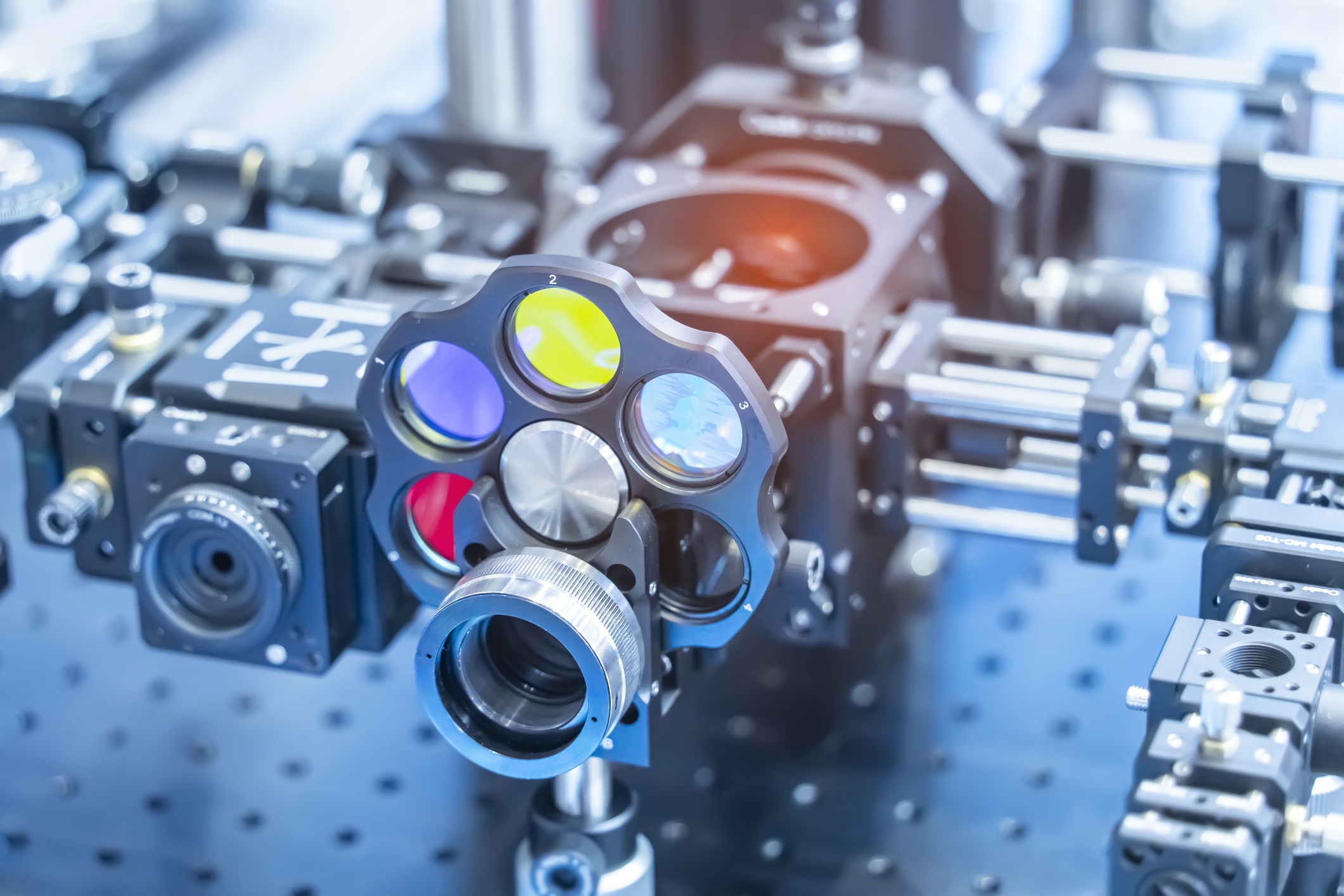 Optical bench with a wheel of colored filters and precision instrumentation