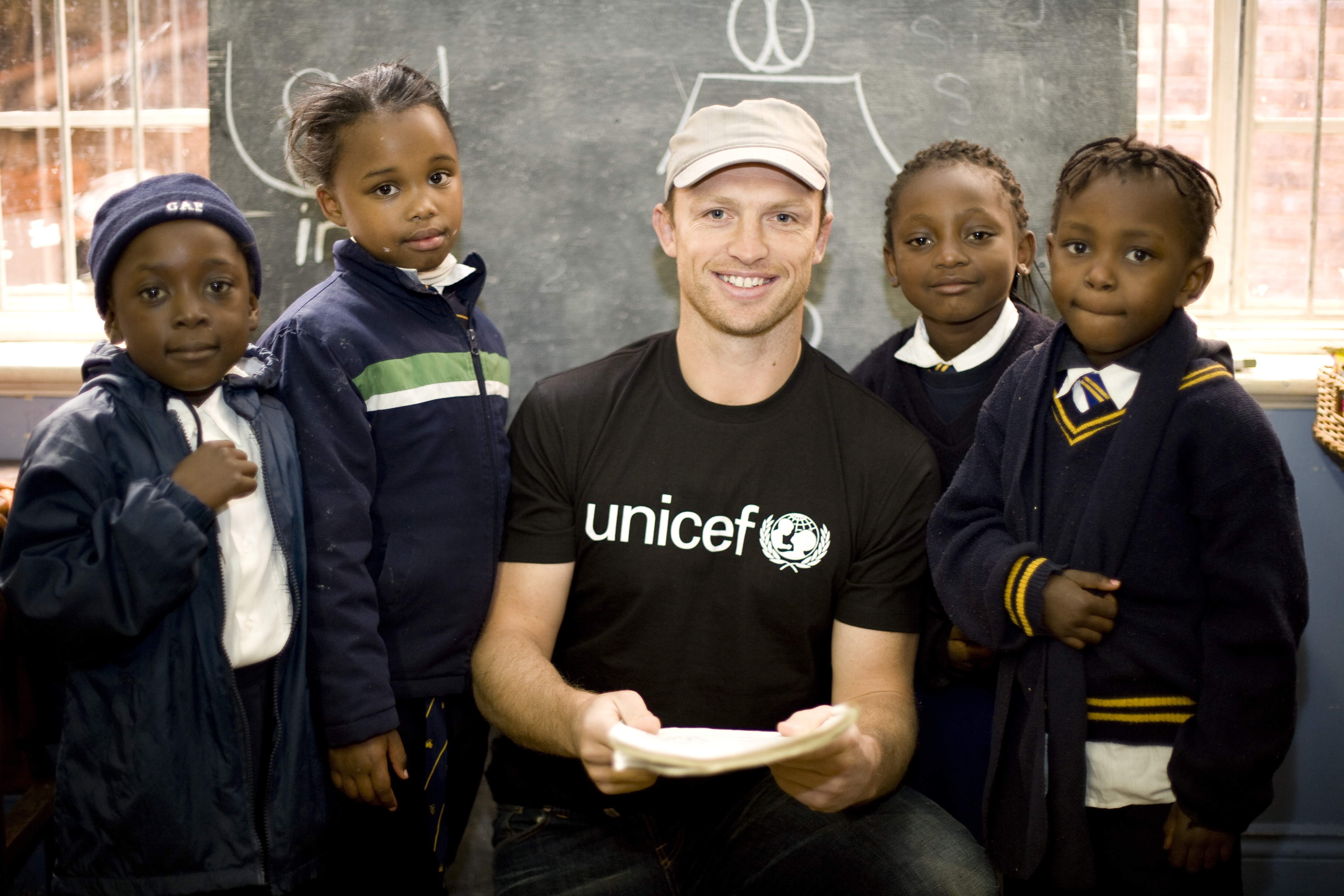 Matt Dawson speaking with pupils during a UNICEF-supported school visit in Johannesburg
