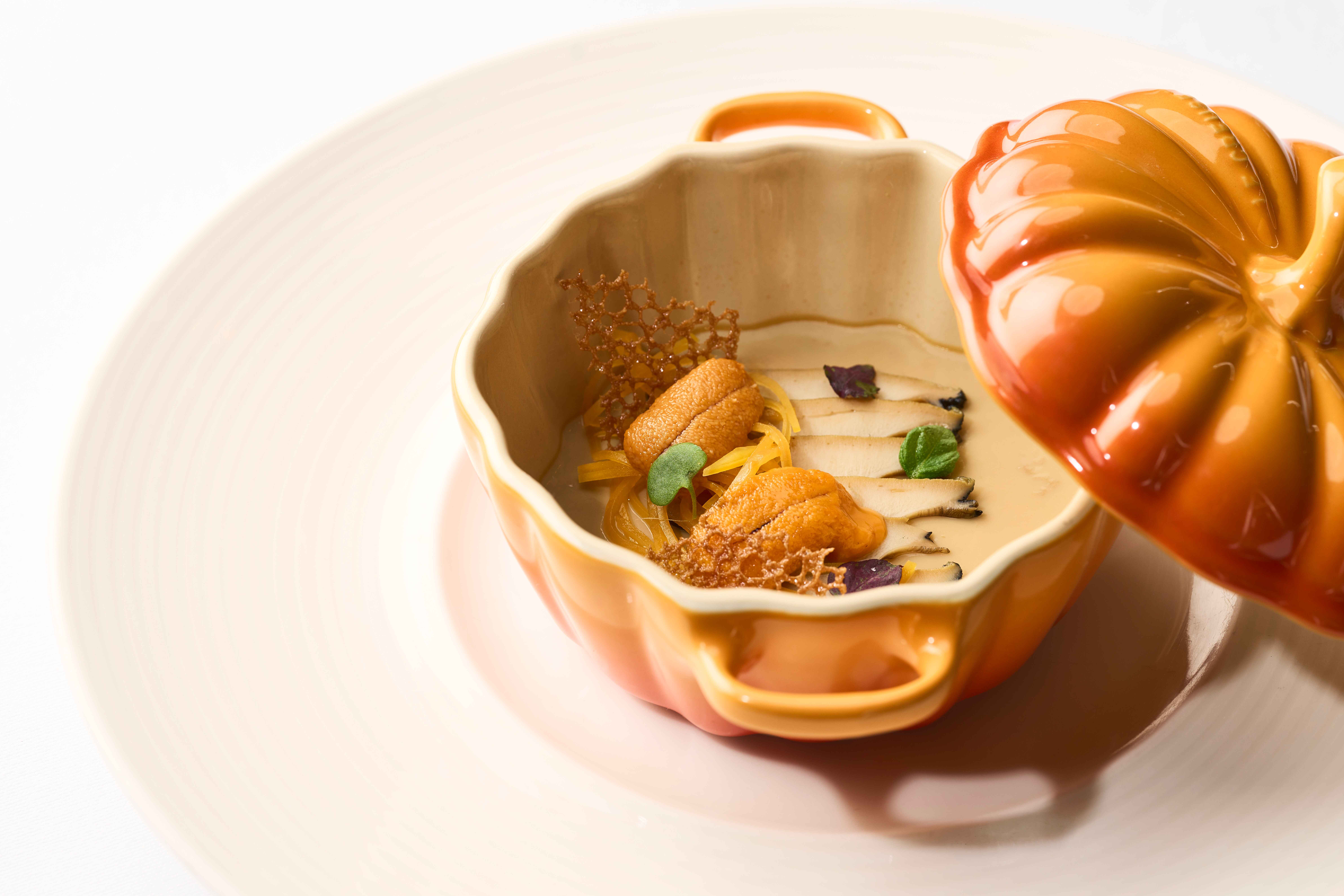 A Bellagio dining presentation in an orange ceramic serving vessel