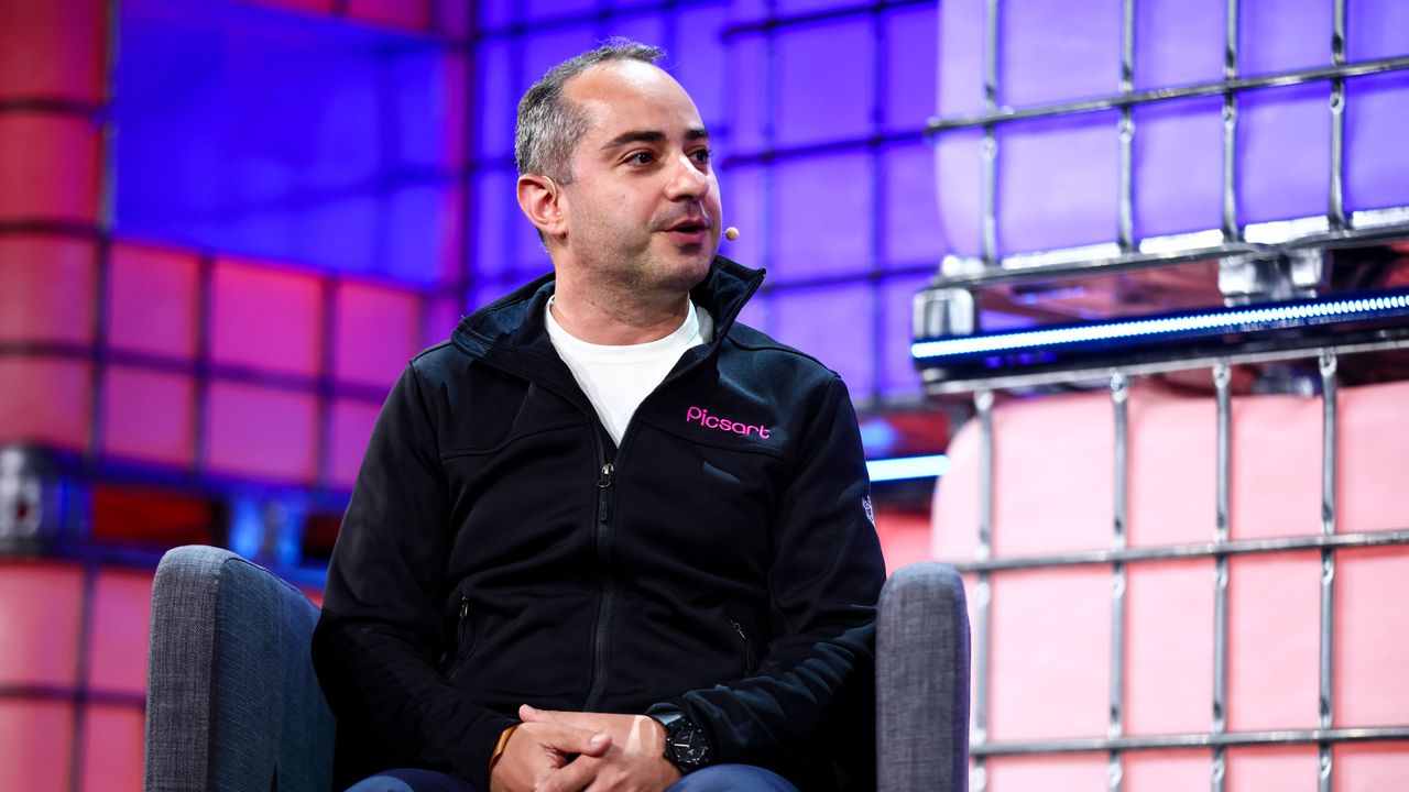 Mikayel Vardanyan speaking onstage during The Big Interview