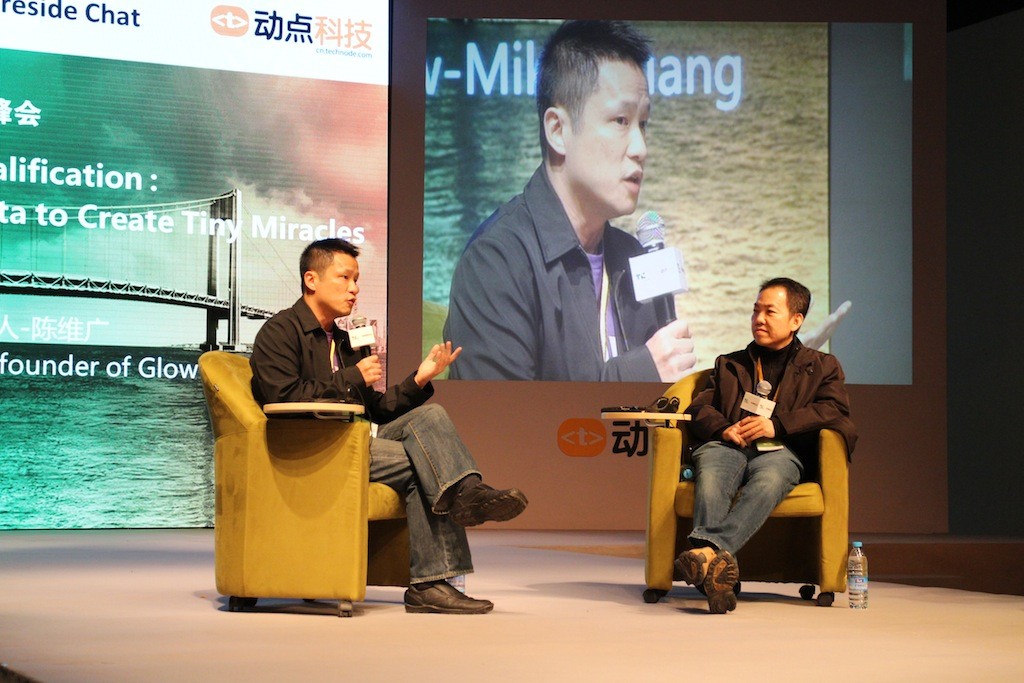 Mike Huang, seated at left, speaking with Jui Tan onstage at TechCrunch Shanghai in 2013