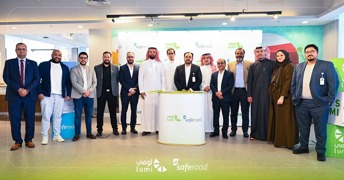 Lumi and Saferoad teams gathered at their partnership signing