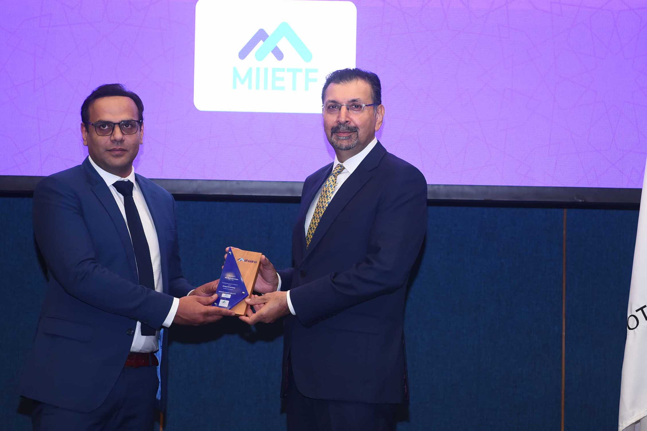 Muhammad Shamoon Tariq receives a memento at the Pakistan Stock Exchange ceremony for the Mahaana Islamic Index ETF