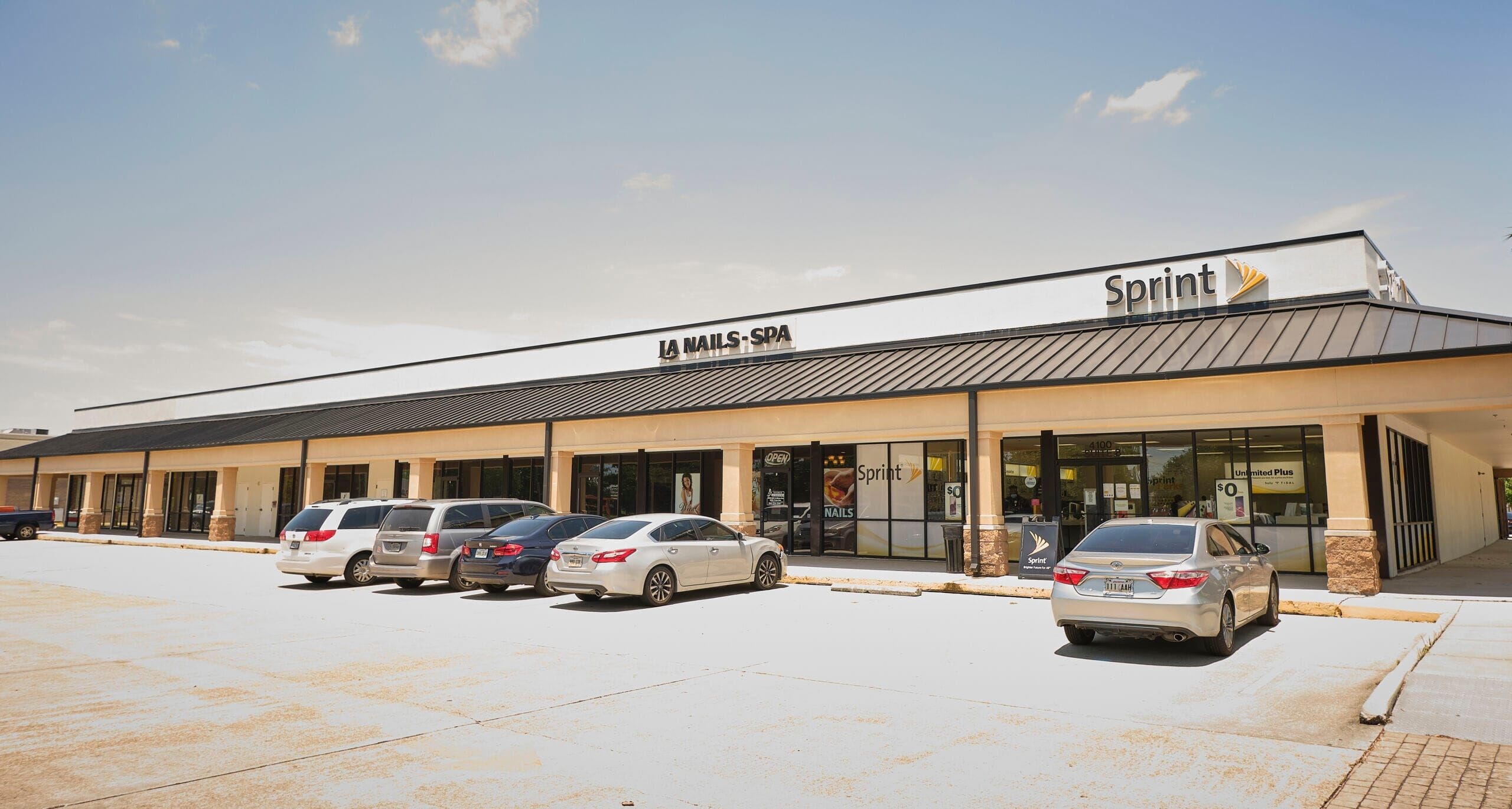 Vacant strip building at Algiers Plaza before redevelopment