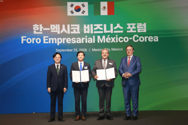 Four officials at the Korea-Mexico Business Forum; Nakyang Seong stands second from left holding the investment memorandum.
