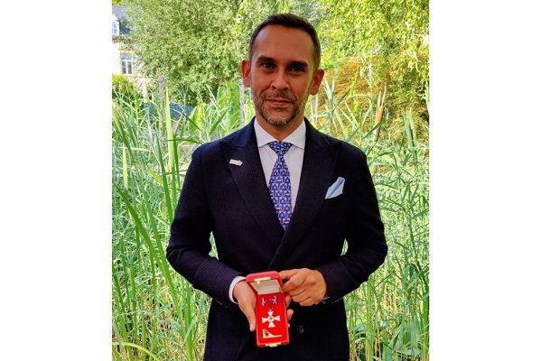 Nasir Zubairi holding the presentation case for his Luxembourg Order of Merit