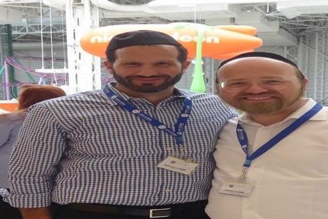 Two colleagues posing together at Apex’s 2021 American Dream gathering
