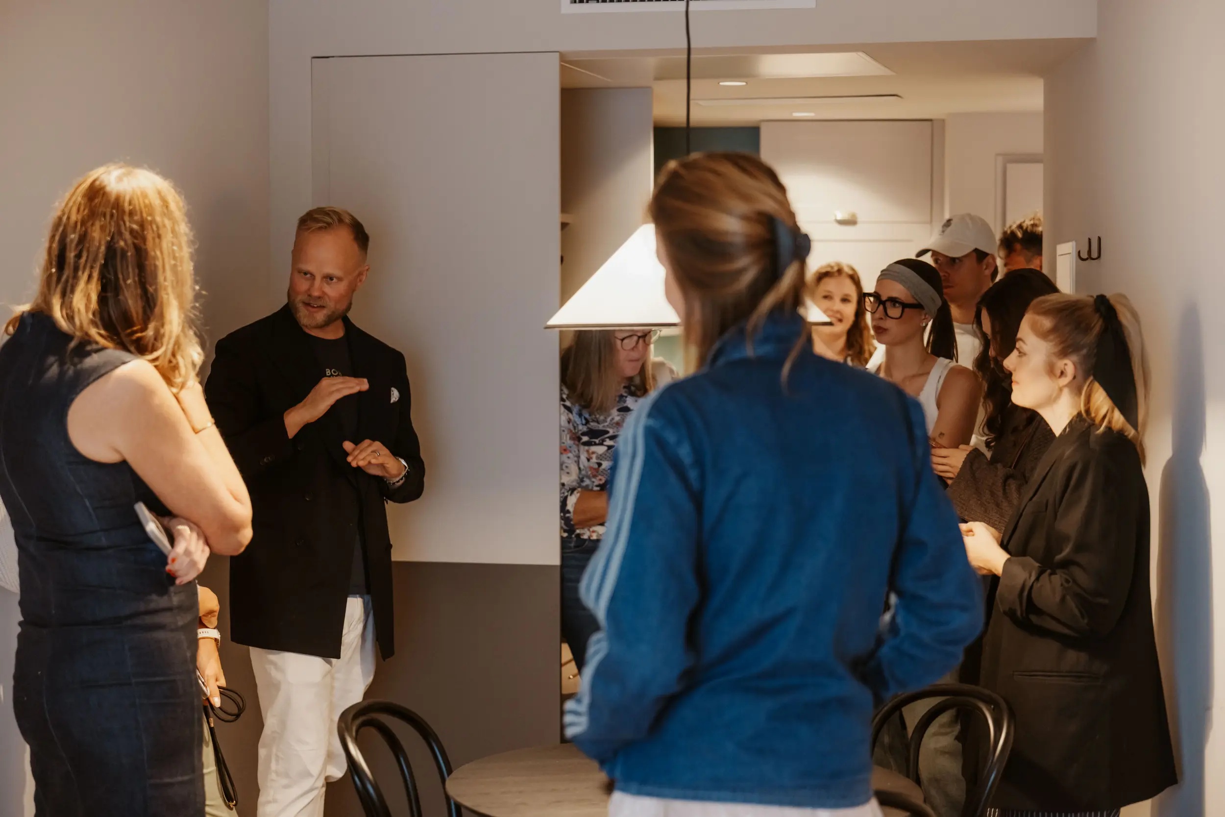 Niko Karstikko talking with visitors at the Bob W Vienna Döbling media morning