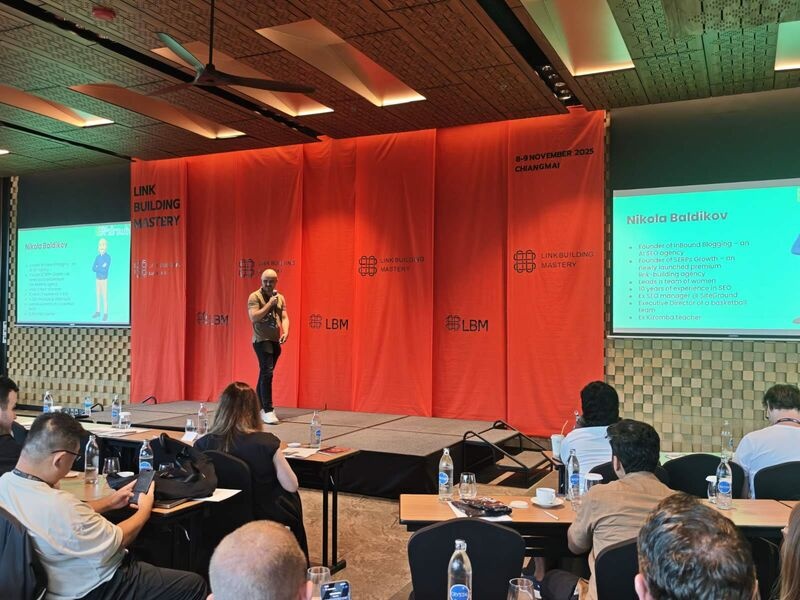 Nikola Baldikov speaking to an audience at Link Building Mastery in Chiang Mai