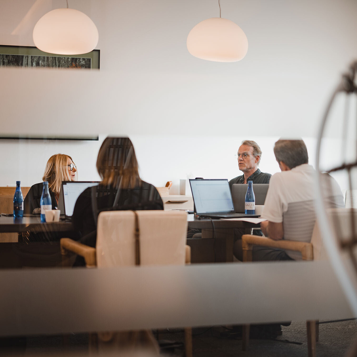 Ninety founder Mark Abbott speaking with colleagues around a meeting table
