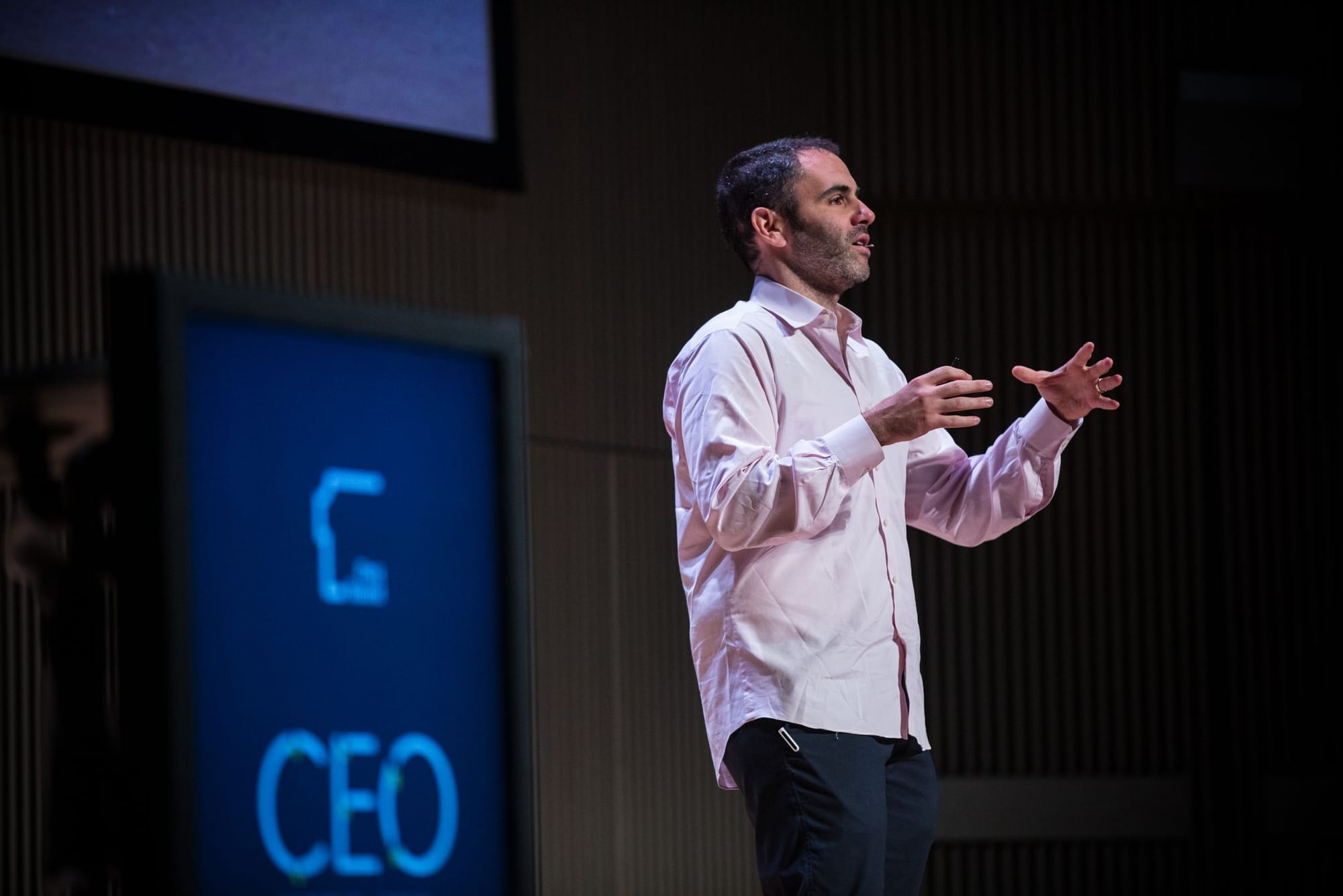 Noah Brier speaking onstage at a First Round CEO event