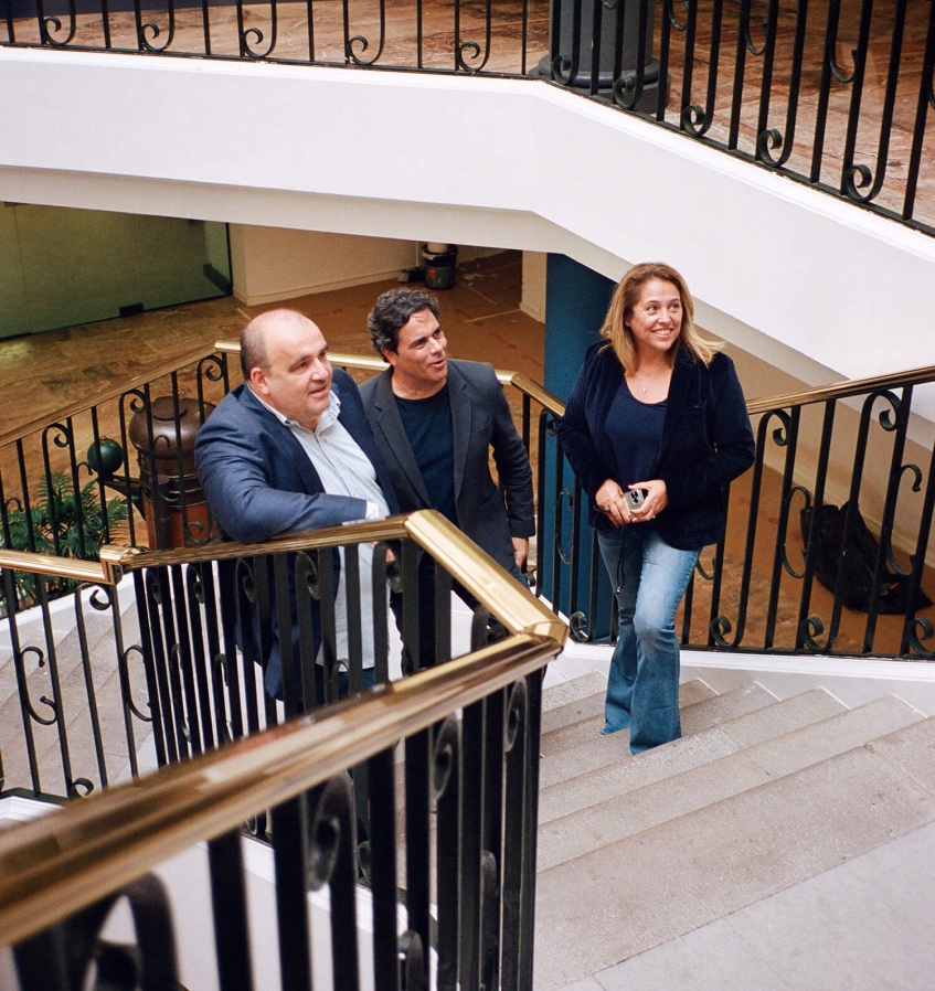 Carlos Blanco, Ernest Sánchez and Elisabeth Martínez on an indoor staircase in a Nuclio company photograph.