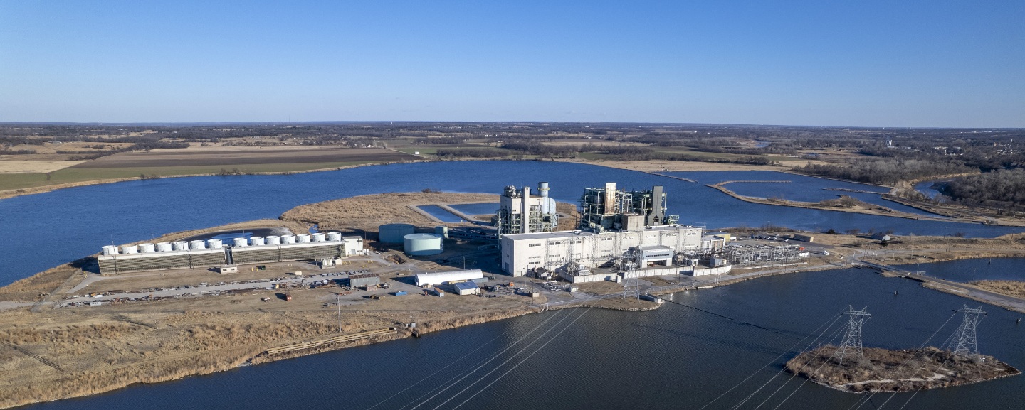 Aerial view of OG&E’s Horseshoe Lake power plant beside its reservoir