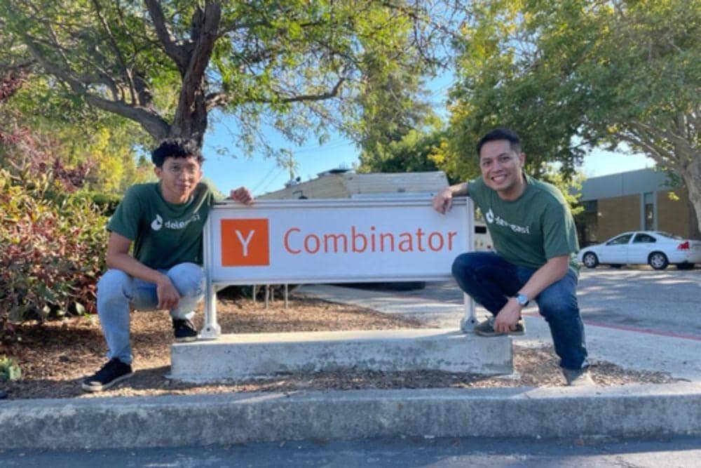 Delegasi co-founders Ans Syuhada and Okky Pratama beside the Y Combinator sign