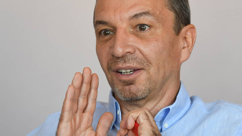 Oleg Tumanov speaking and gesturing during his 2021 Kommersant interview