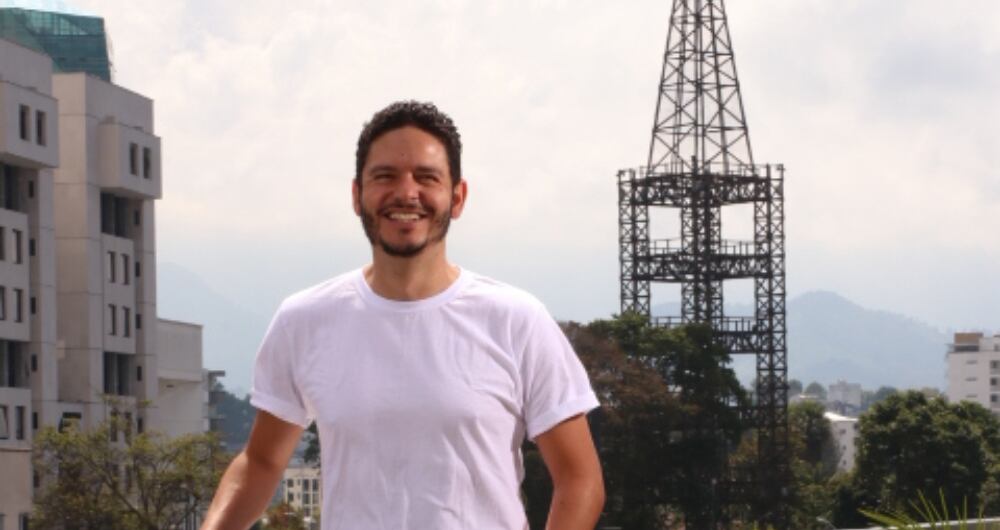 Oscar Giraldo smiling outdoors, in a Playvox press photograph published in 2021