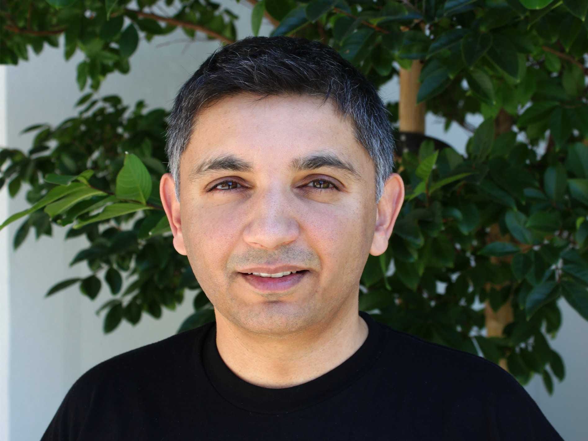 Osman Rashid outdoors in a black shirt during the Kno period