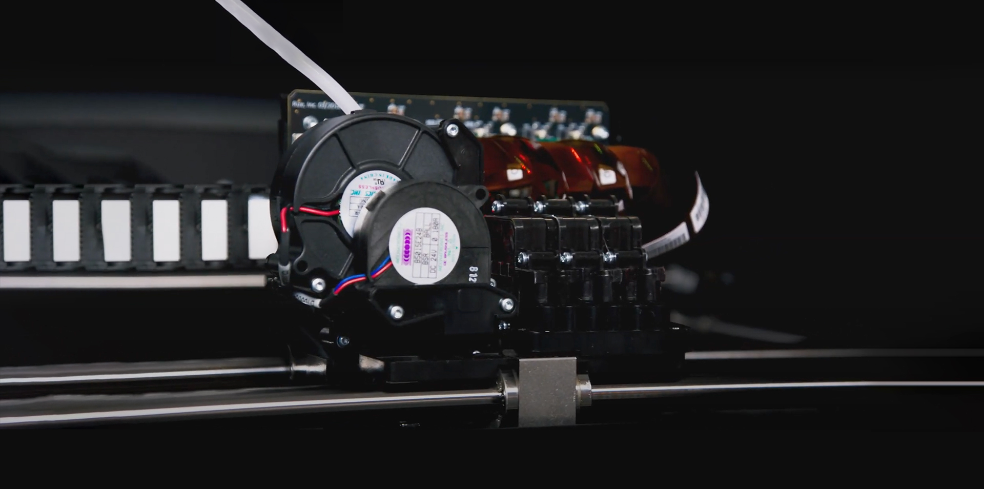 Close view of the extrusion and inkjet printhead assembly shown by Palitra