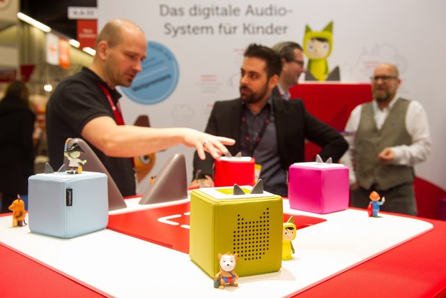 Tonies’ 2016 exhibition stand with an oversized figure and large Toniebox