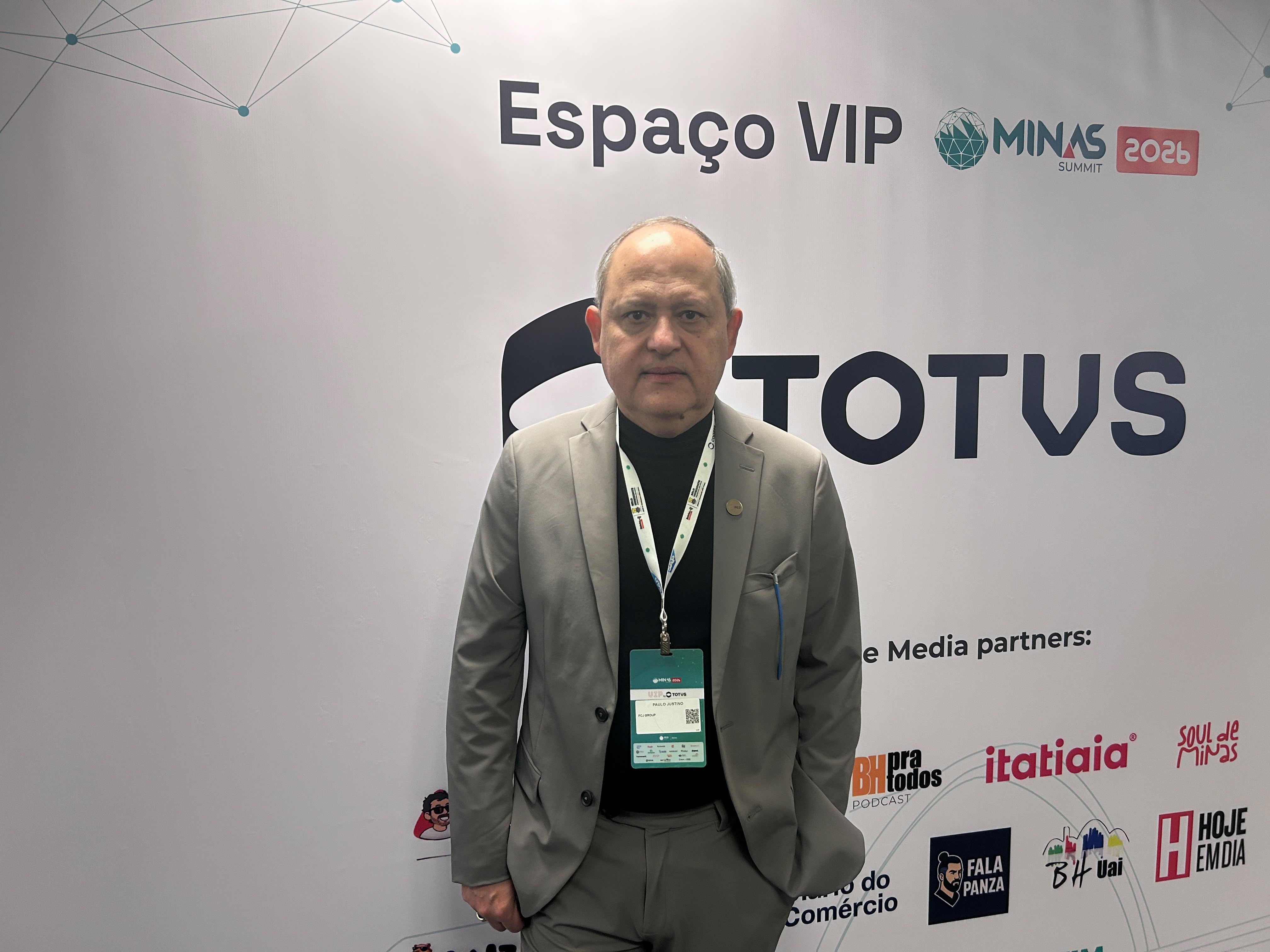 Paulo Justino at Minas Summit 2026 in Belo Horizonte, wearing an event lanyard in front of the conference backdrop