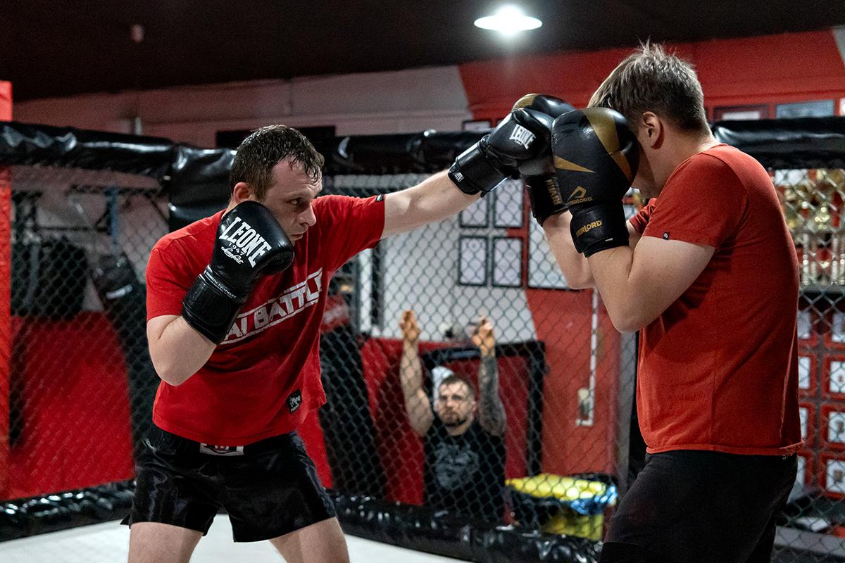 Paweł Wieczyński, on the left, sparring with Piotr Maksymowicz in a boxing ring