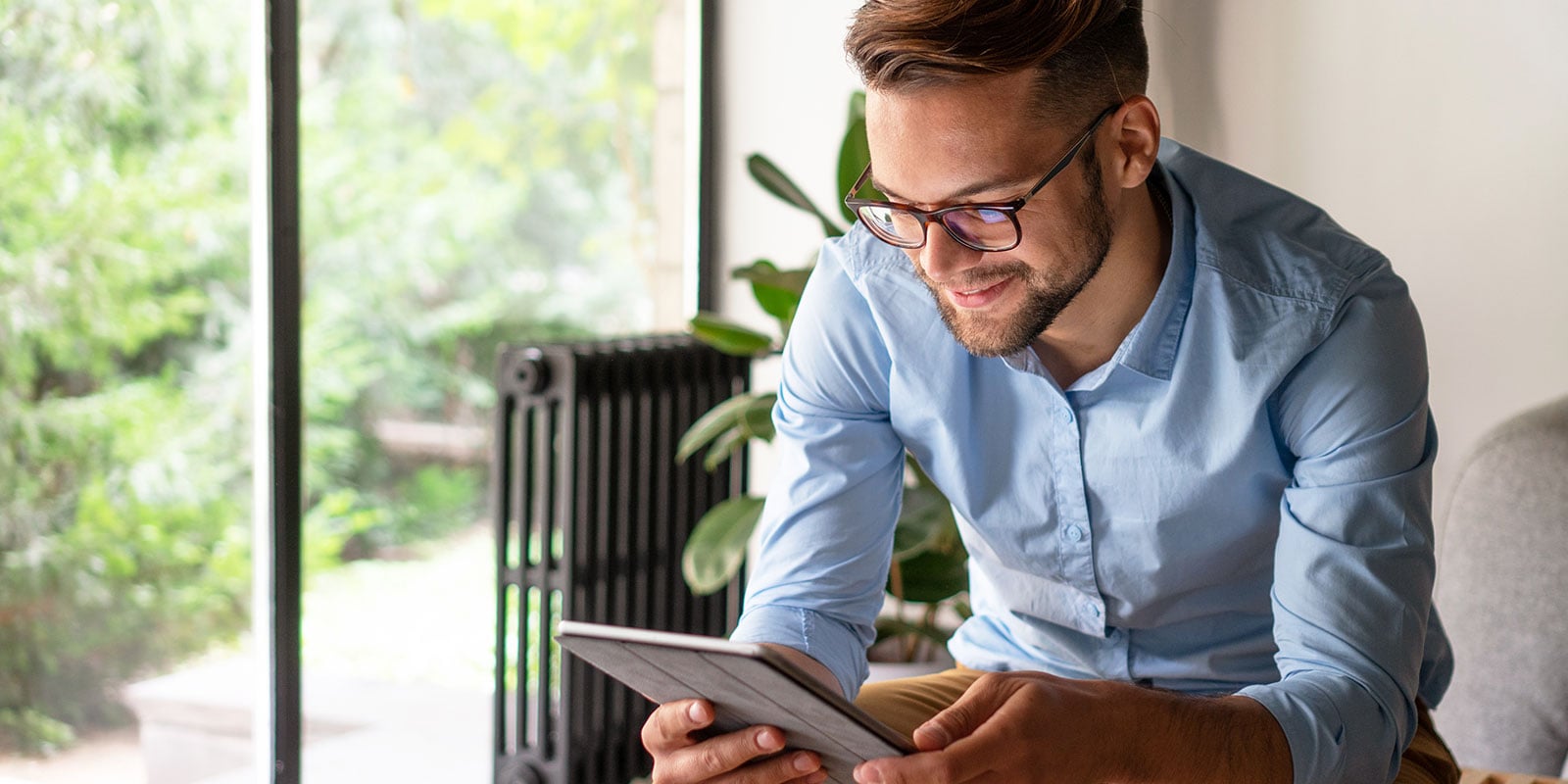 A man using a tablet in Pearson’s Q-interactive campaign photograph