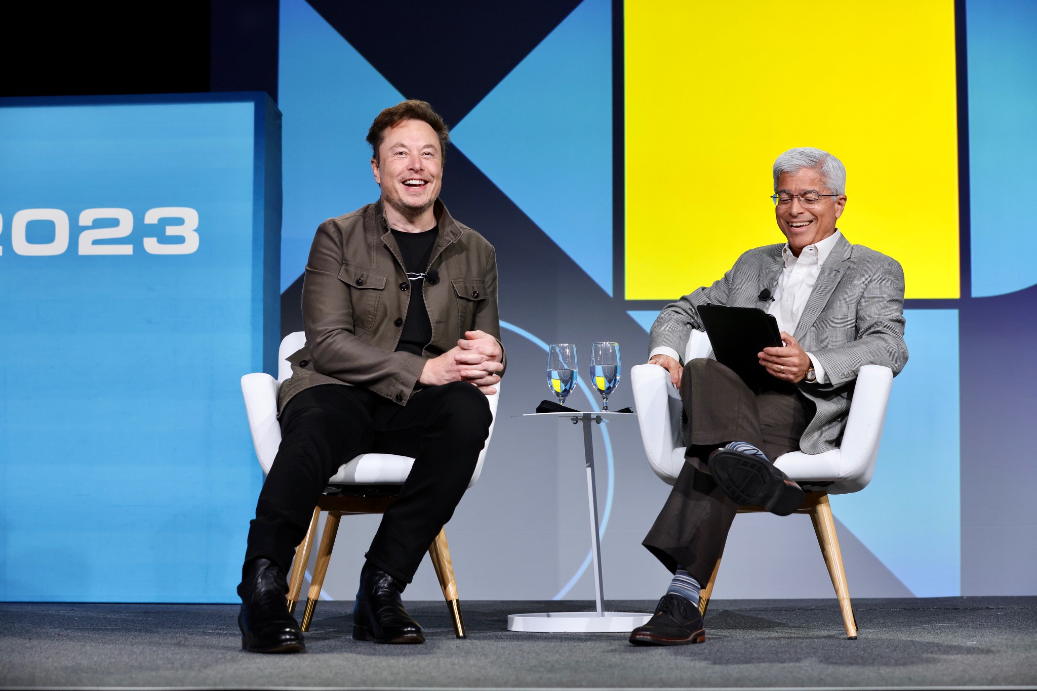 Elon Musk, left, and Pedro Pizarro seated in conversation at EEI’s 2023 Annual Meeting
