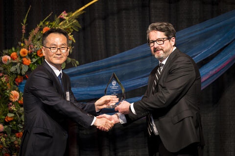 Pellucere co-founder Seungyeol Han accepts an Oregon State University engineering award