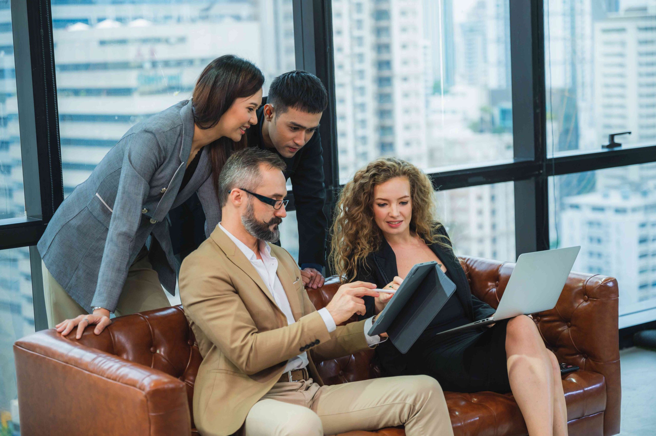 Peloton consultants collaborating