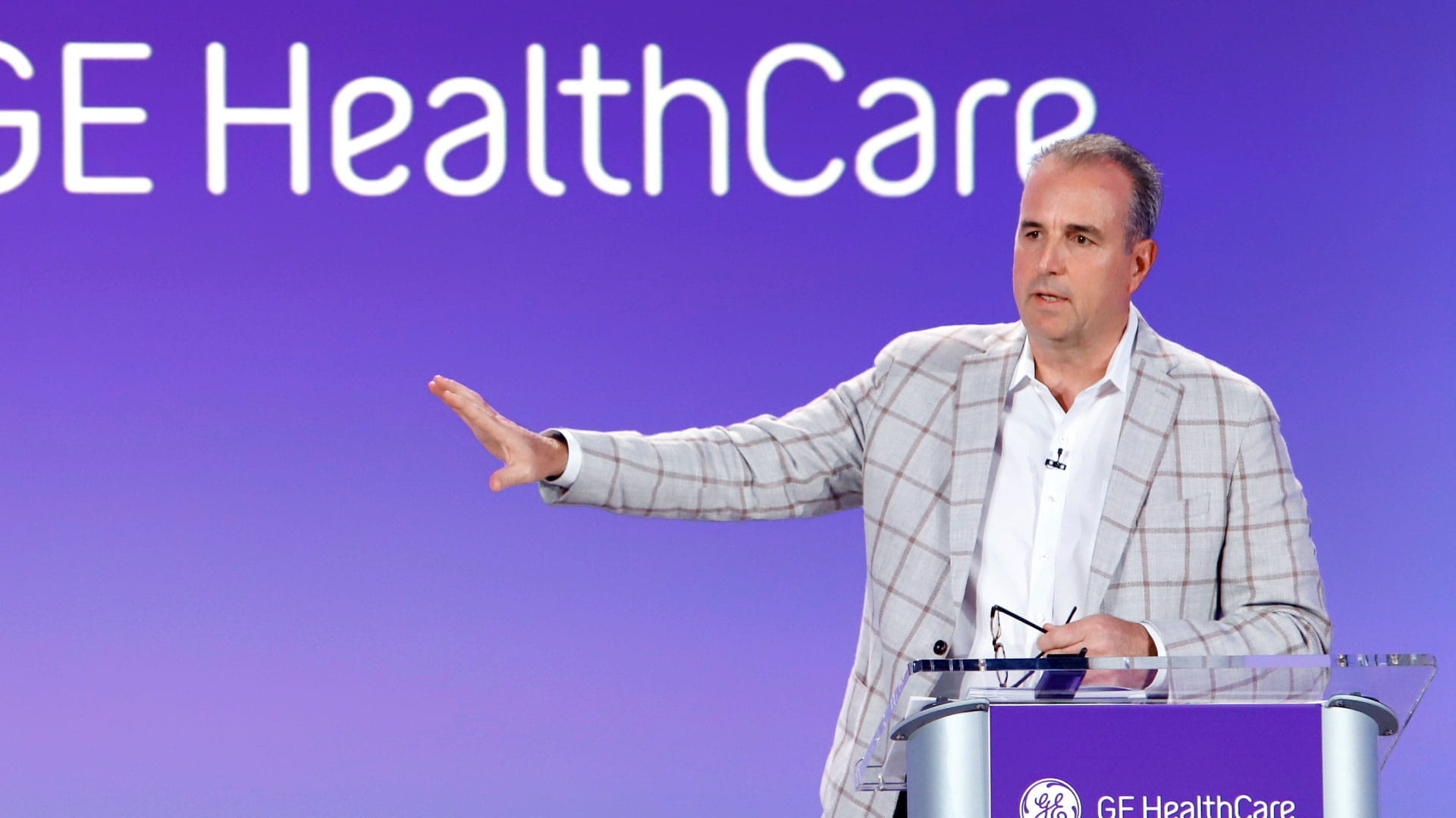 Peter Arduini addressing GE HealthCare’s Global Leadership Team meeting in July 2023