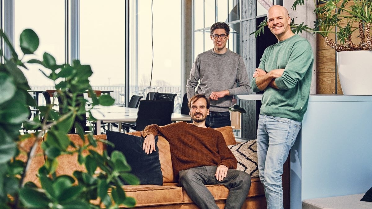 Entourage colleagues in an office, with Pieterjan Bouten standing at right in a green sweater