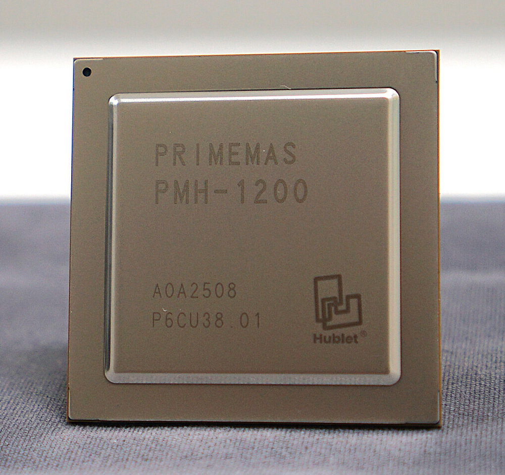 Primemas PMH-1200 Falcon Hublet chip on a dark fabric surface