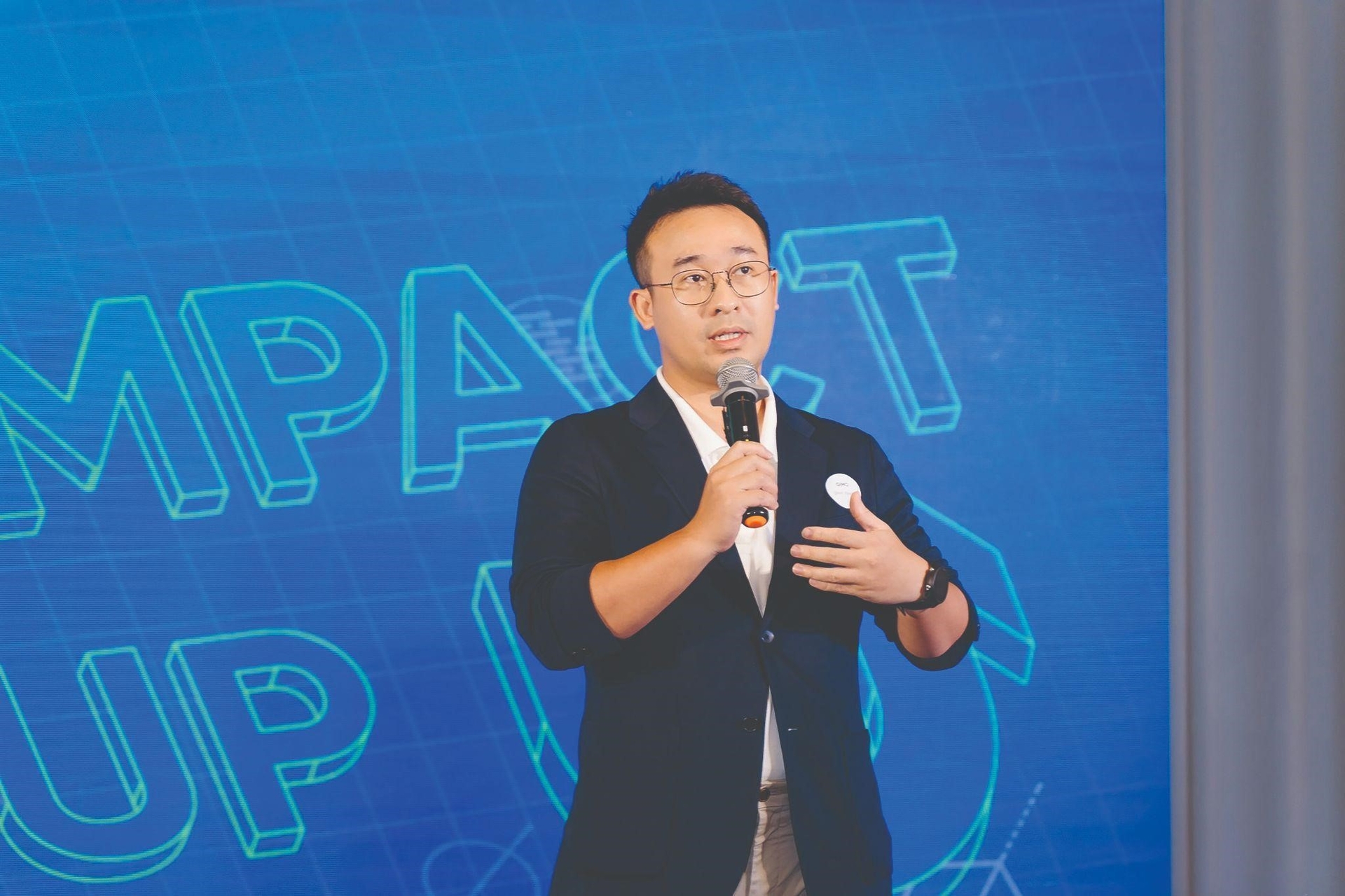 Quan Nguyen speaking into a microphone at a Gimo event