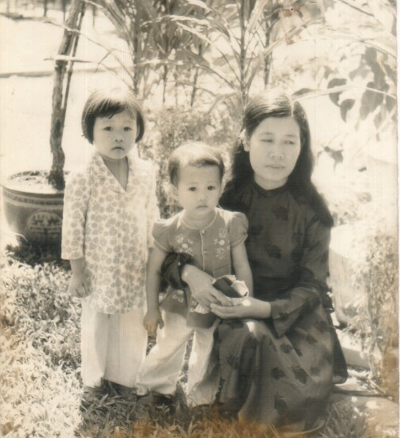 Childhood photograph of Que Dallara with her mother and younger sister