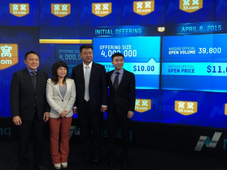 Four people standing before Nasdaq screens during 55tuan’s April 2015 initial public offering