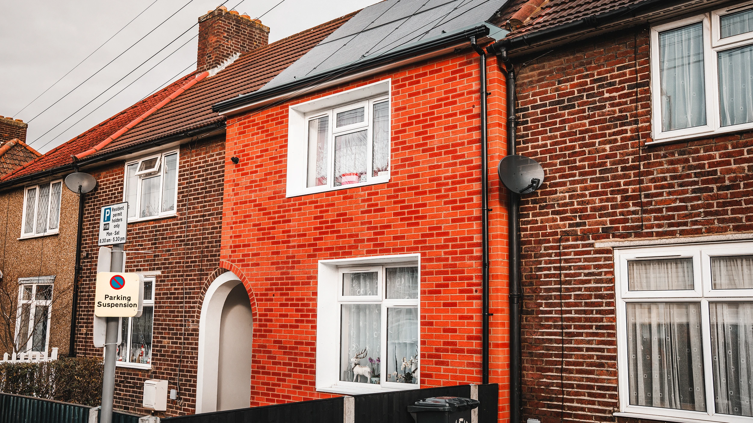 Terraced home with rooftop solar panels pictured in the Thames Freeport retrofit announcement