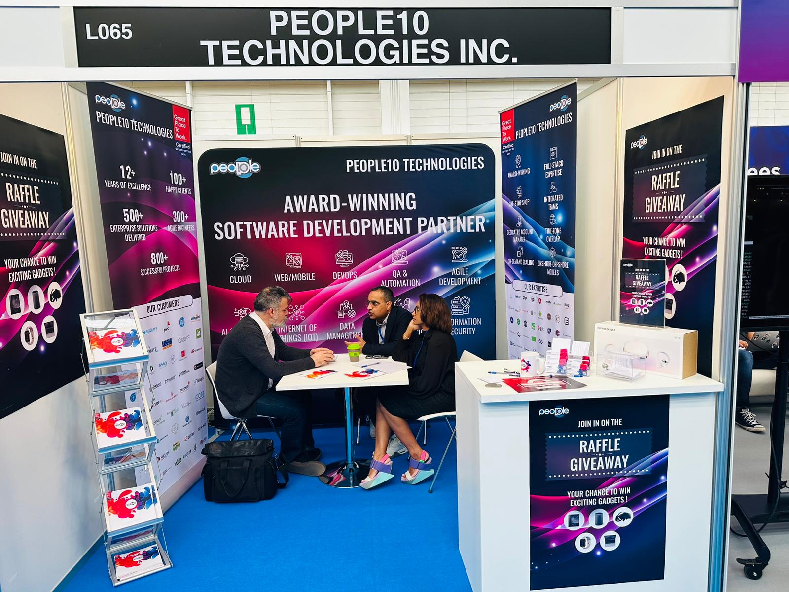 A conversation around a table at People10’s Cloud Expo Europe Frankfurt exhibition stand