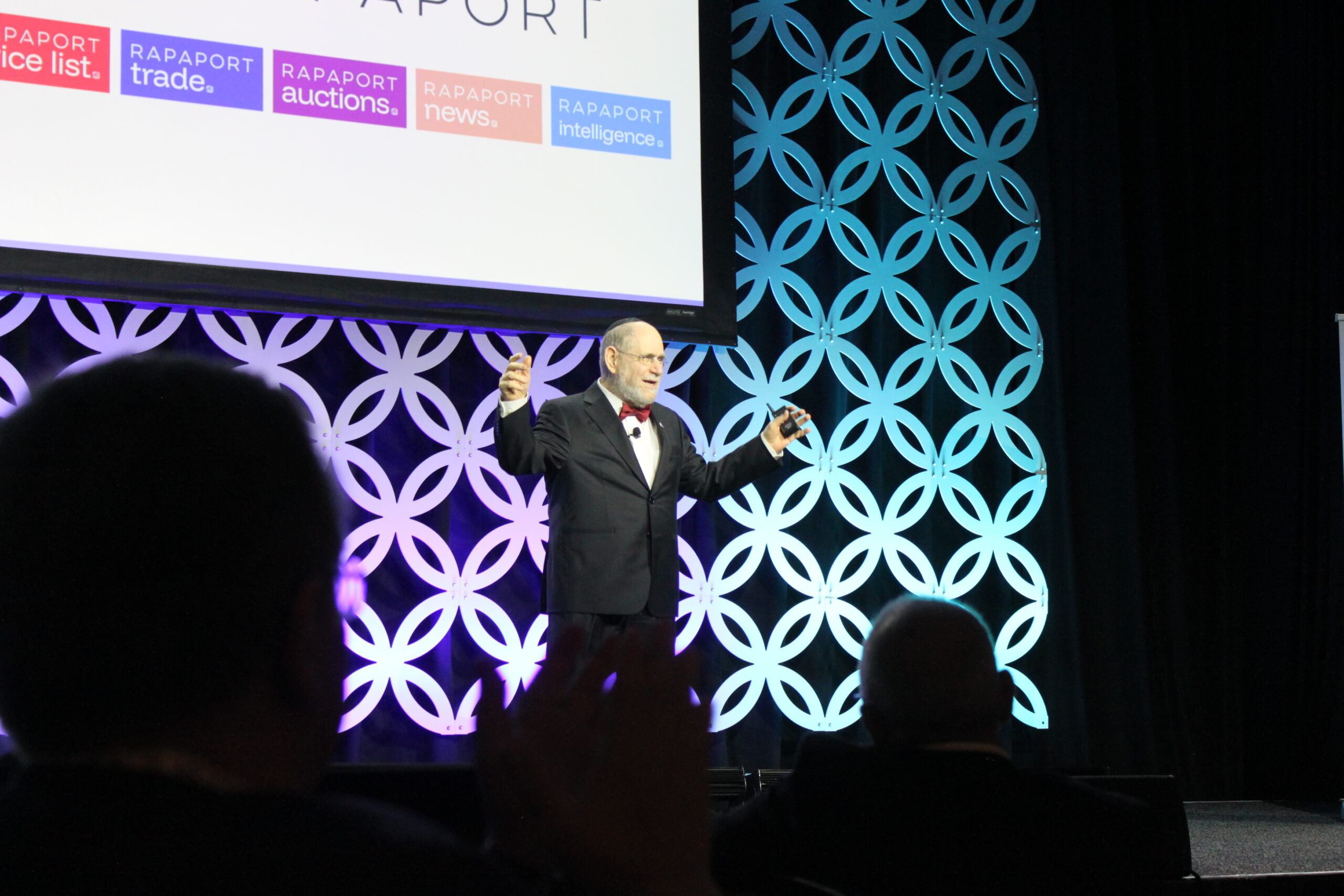 Martin Rapaport speaking on stage at Rapaport’s JCK gathering