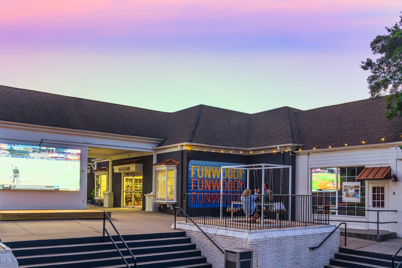 Outdoor courtyard and gathering space at Regency’s Dunwoody Village shopping center