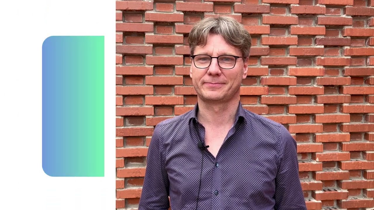 Rene Tõnnisson speaking in a RETIME project interview, standing in front of a brick wall
