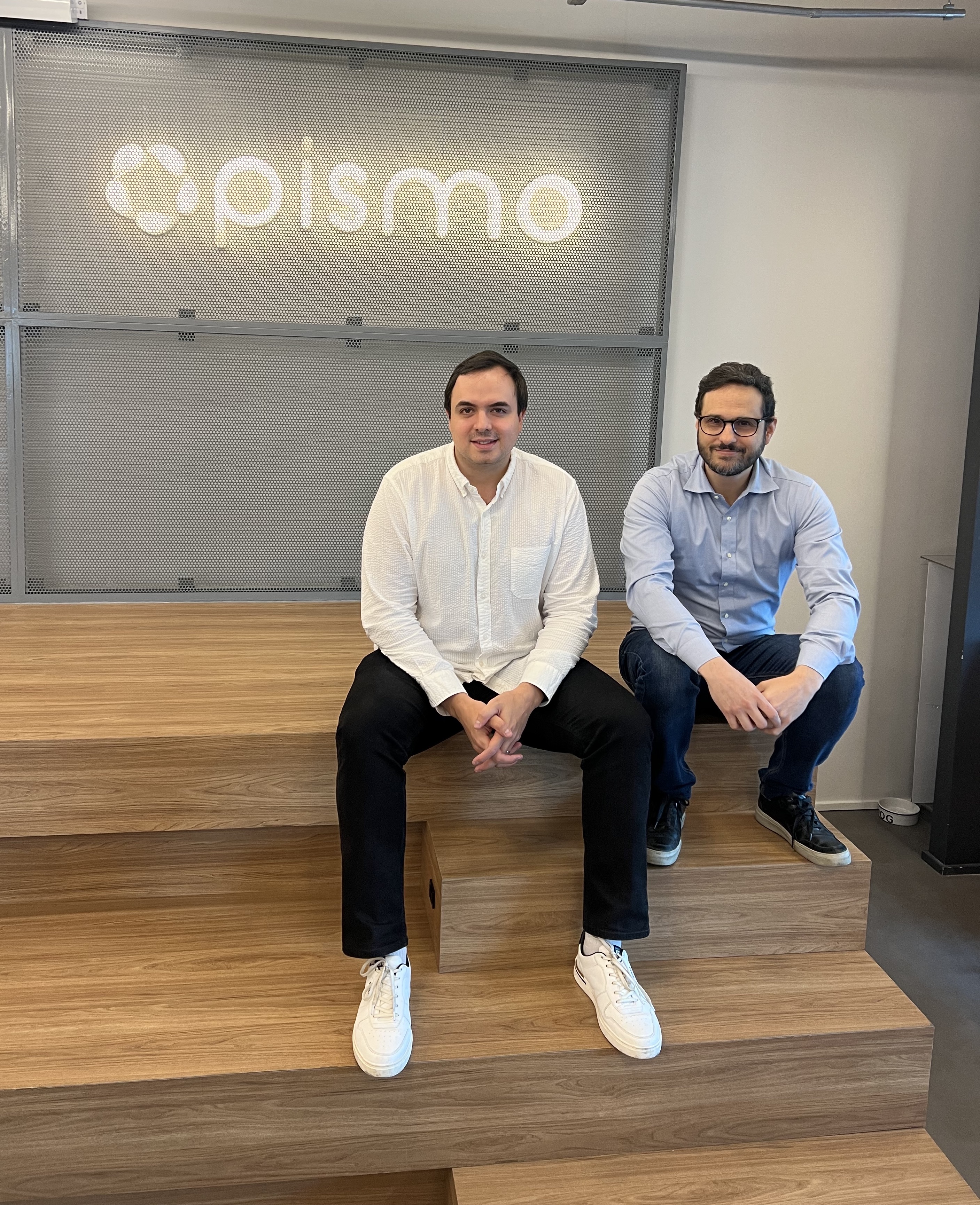 Miguel Armaza and Ricardo Josua seated on wooden steps at Pismo’s headquarters