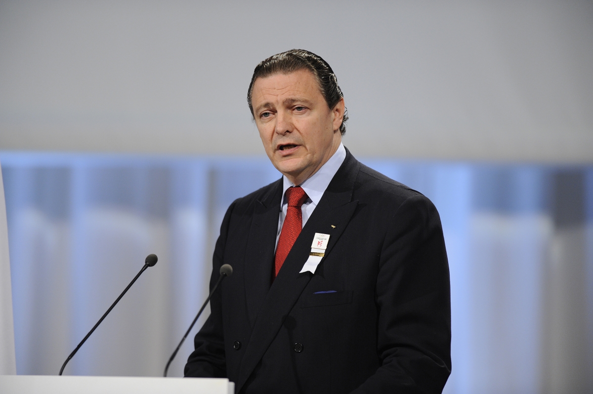 Richard Carrión speaking from a podium at an Olympic event