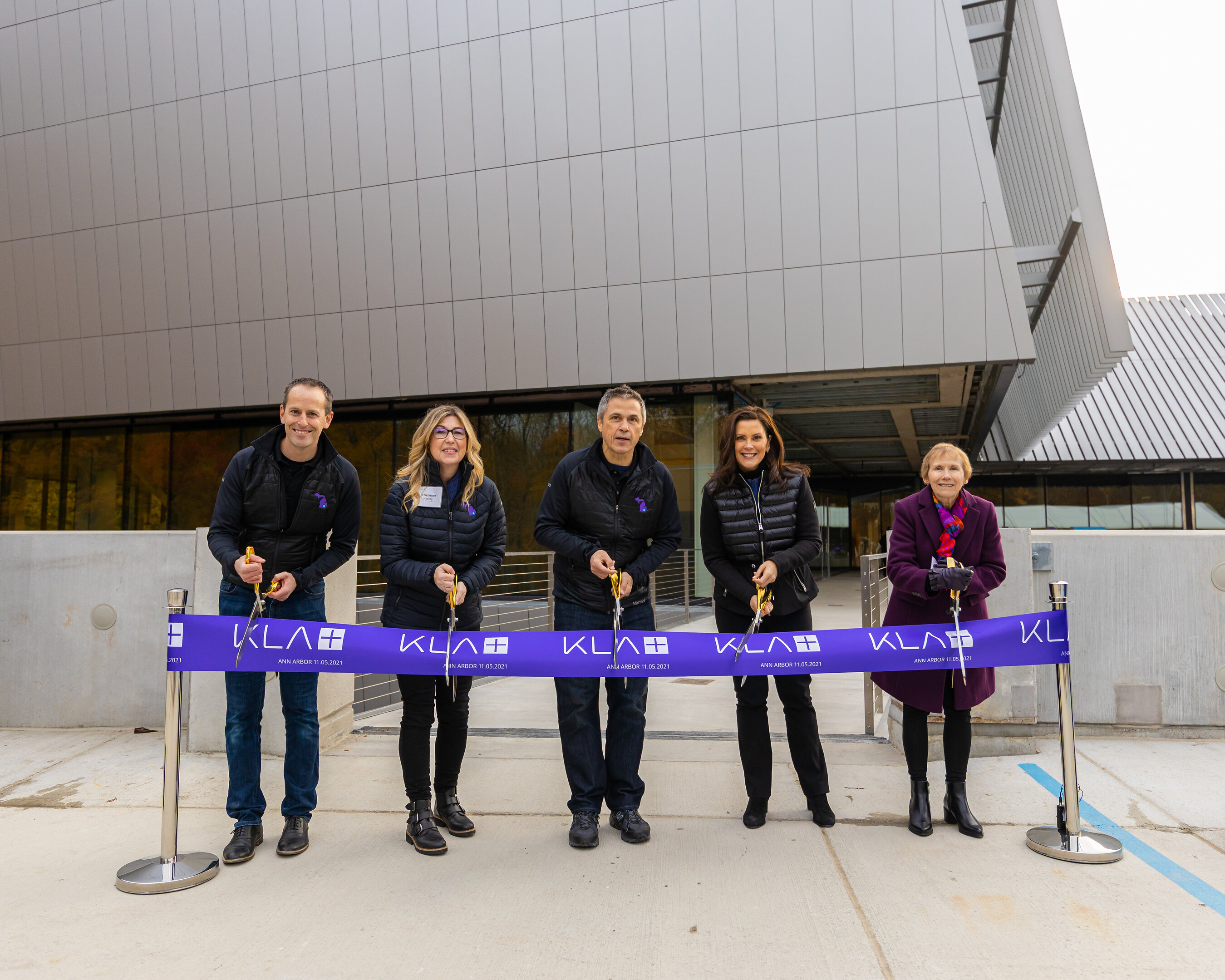 Rick Wallace, center, joins colleagues and Michigan Governor Gretchen Whitmer at KLA’s Ann Arbor ribbon cutting