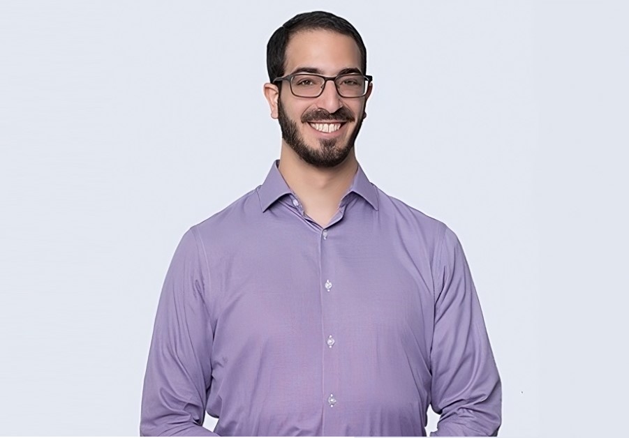 Rob Gurzeev speaking in a professional portrait setting