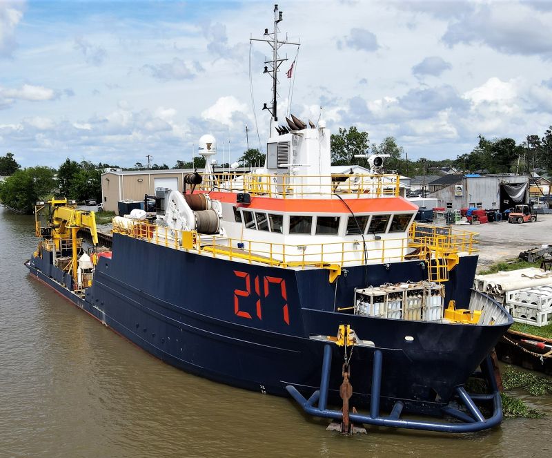 The dark blue and yellow DSV 217 docked in Houma, viewed from above