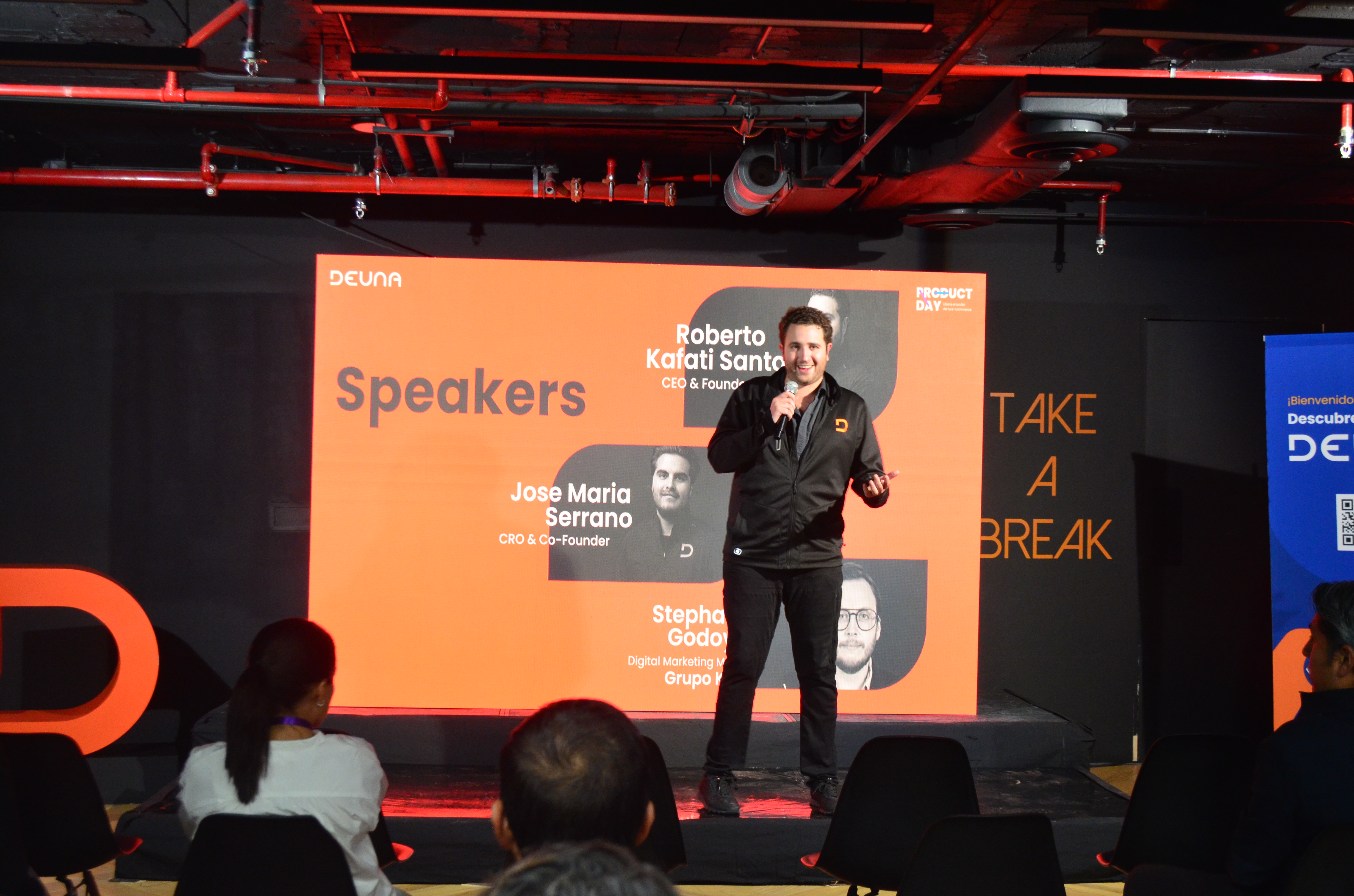 Roberto Kafati speaking with a microphone at DEUNA Product Day in Mexico City