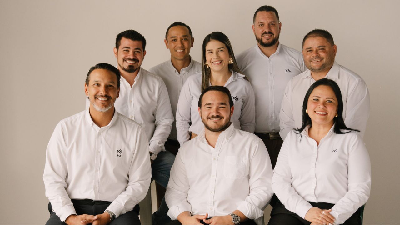 Rodrigo Volio, seated at the center, with the Nacascolo team