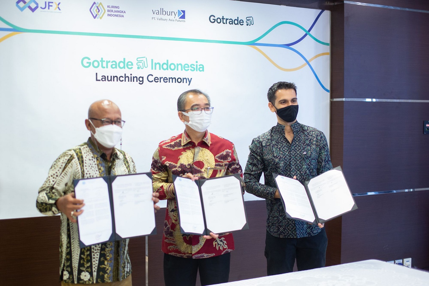 Rohit Mulani, right, with Fajar Wibhiyadi and Stefanus Paulus Lumintang at the Gotrade Indonesia launch